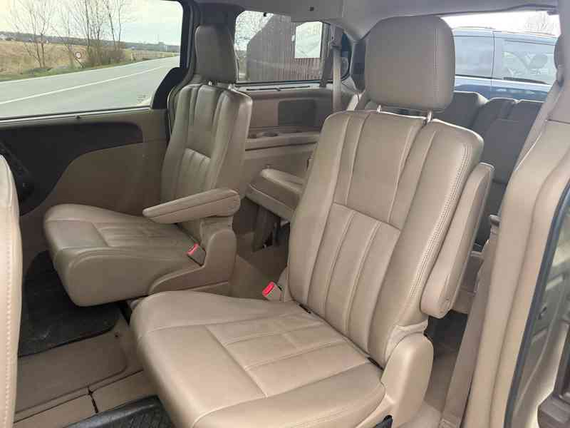 Chrysler Town Country 3,6 Pentastar 2x DVD Limited 2013 - foto 13