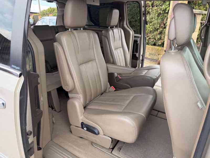 Chrysler Town Country 3,6 Pentastar 2x DVD Limited 2013 - foto 9
