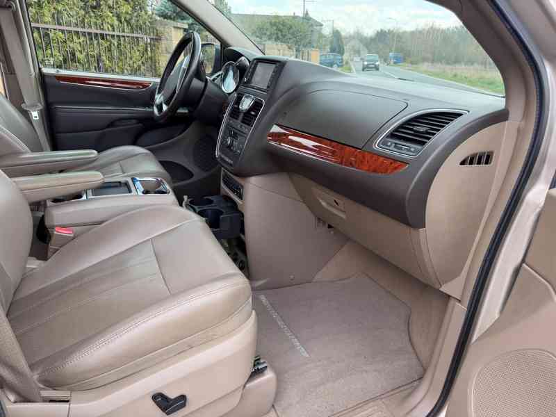 Chrysler Town Country 3,6 Pentastar 2x DVD Limited 2013 - foto 12