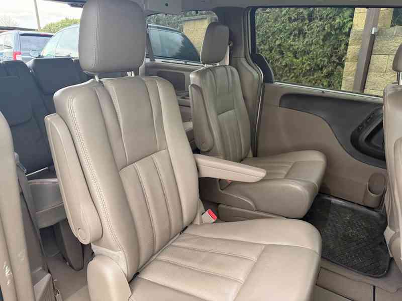 Chrysler Town Country 3,6 Pentastar 2x DVD Limited 2013 - foto 9