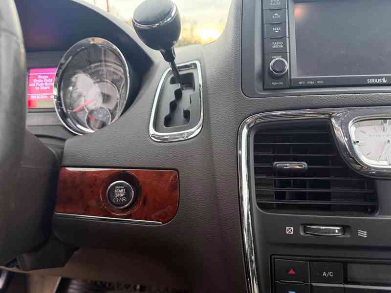 Chrysler Town Country 3,6 Pentastar 2x DVD Limited 2013 - foto 20