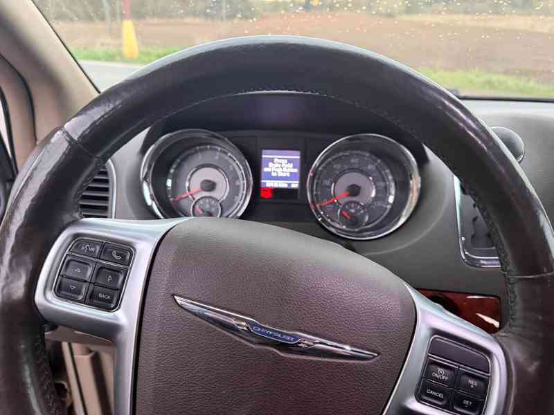 Chrysler Town Country 3,6 Pentastar 2x DVD Limited 2013 - foto 19