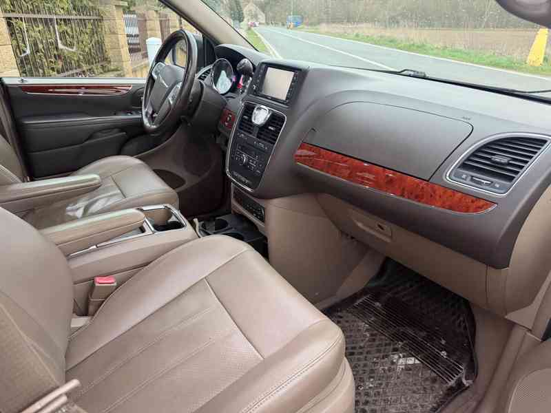 Chrysler Town Country 3,6 Pentastar 2x DVD Limited 2013 - foto 11