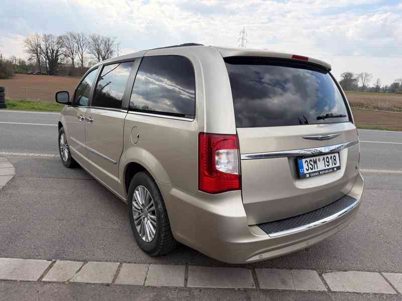 Chrysler Town Country 3,6 Pentastar 2x DVD Limited 2013 - foto 3
