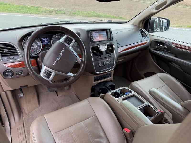 Chrysler Town Country 3,6 Pentastar 2x DVD Limited 2013 - foto 16