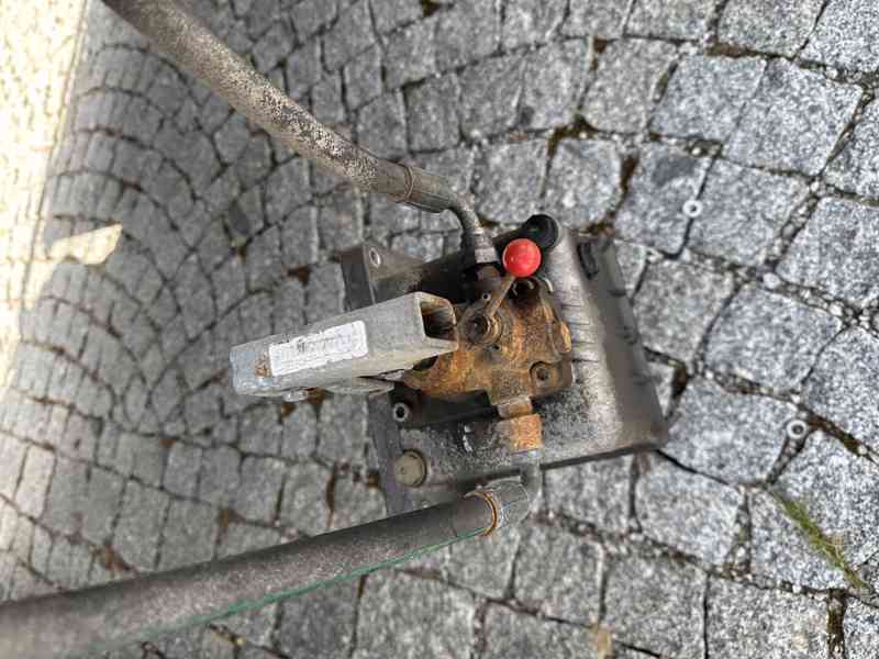 Nosič rezervy, hydraulický, včetně ruční pumpy. - foto 2