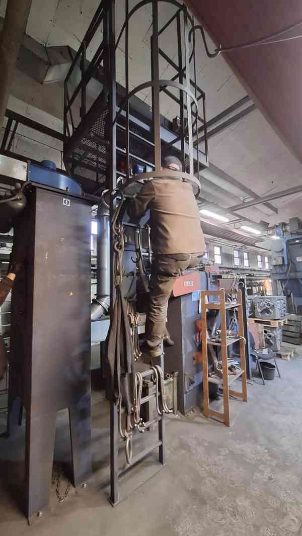Bubnový tryskač s turbínou a gumovým pásem, tryskací stroj. - foto 11