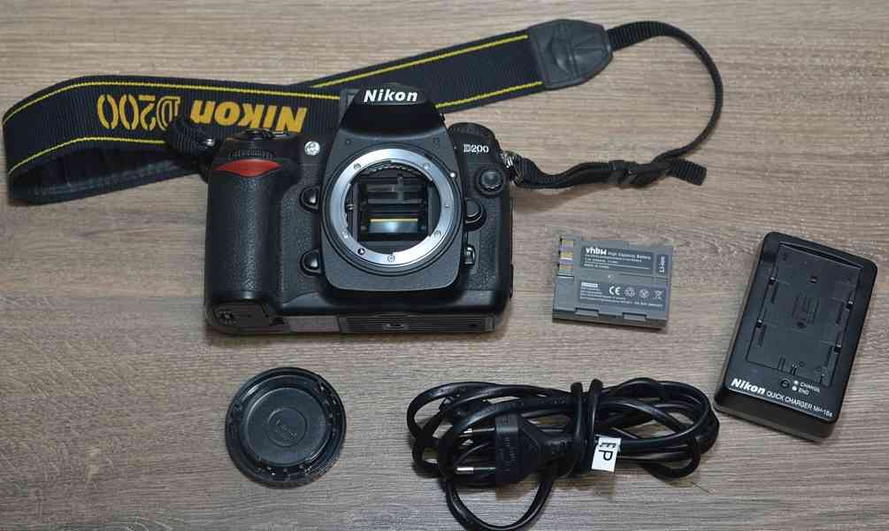 Nikon D200 **Poloprofesionál DSLR**8400 Exp. - foto 3