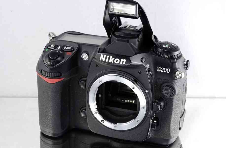 Nikon D200 **Poloprofesionál DSLR**8400 Exp. - foto 4