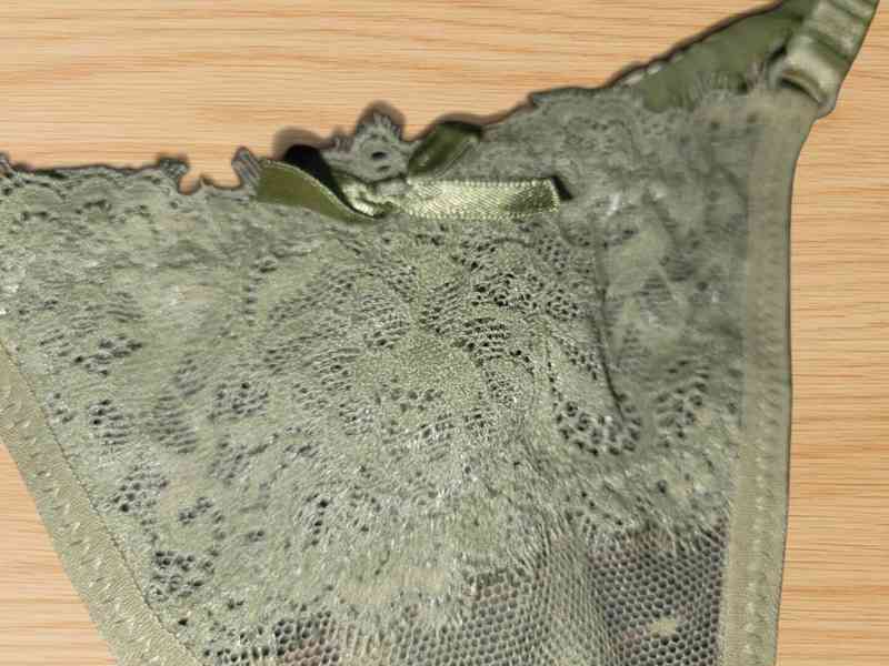 Trendy šalvějově zelená krajková tanga s mašličkou – VEL. S - foto 4