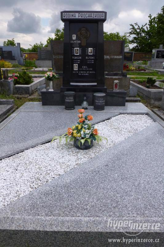 Prodám žulový Hrob v obci Ježov u Kyjova po renovaci - foto 1