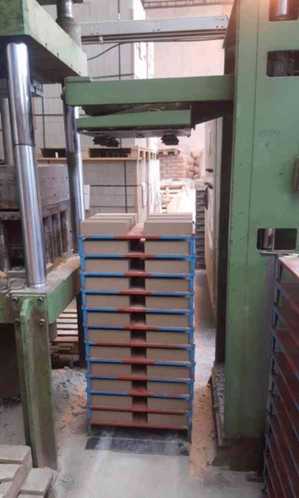 Čtyřsloupový hydr. lis pro lisování keramických materiálů  - foto 4