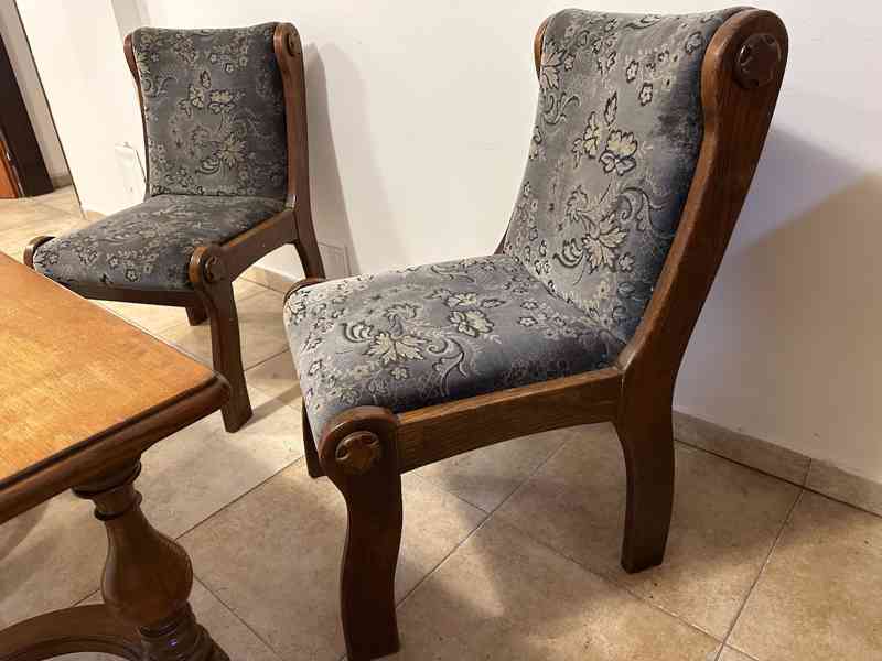 Dvě dřevěná křesla a konferenční stolek – rustikální/vintage - foto 3