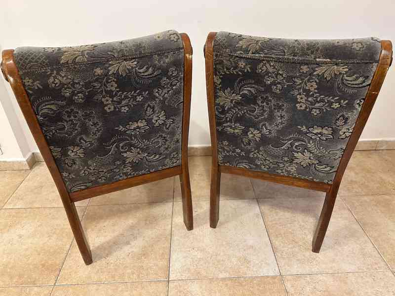 Dvě dřevěná křesla a konferenční stolek – rustikální/vintage - foto 5