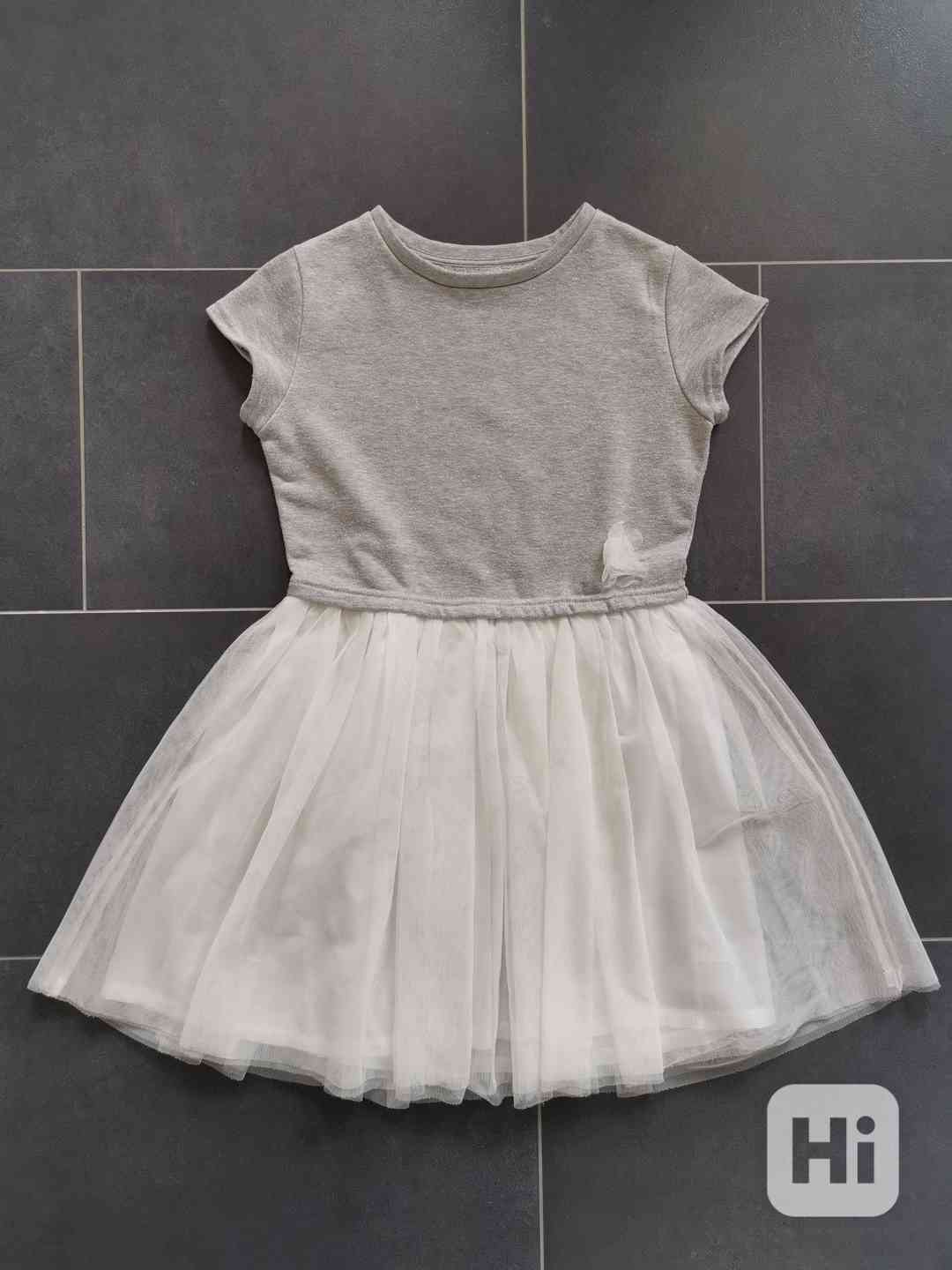 Dívčí šedobílé šaty velikosti 146 - foto 1