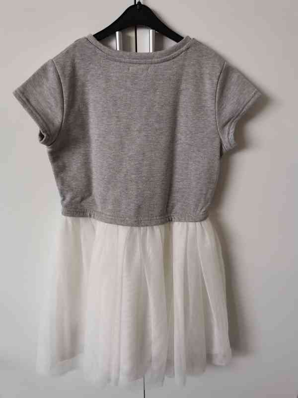 Dívčí šedobílé šaty velikosti 146 - foto 4
