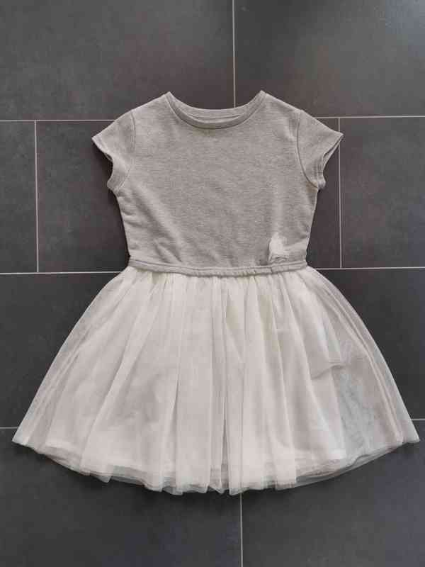 Dívčí šedobílé šaty velikosti 146