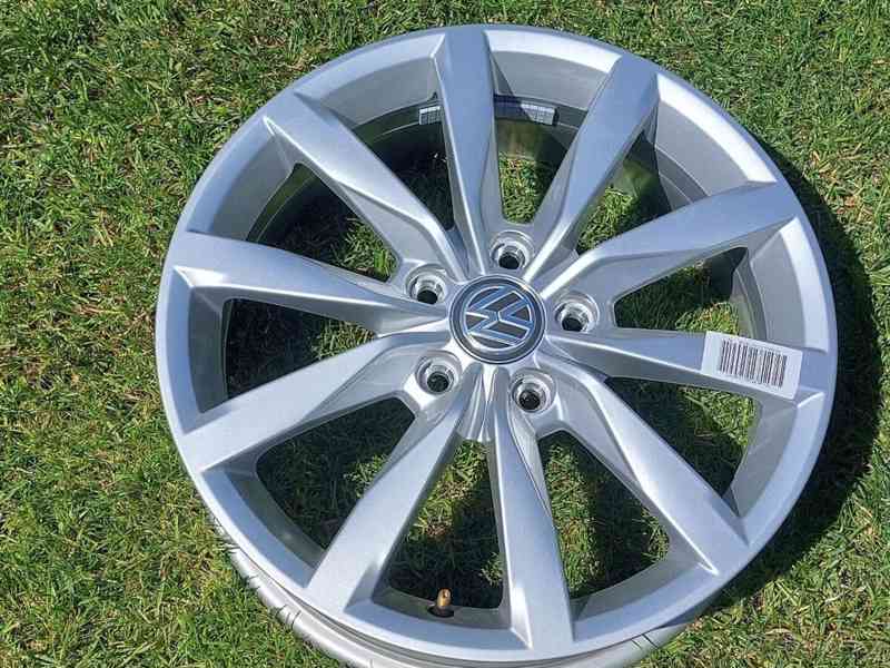 Volkswagen Touran 2,0   7/2020 TDI 85kw - foto 8