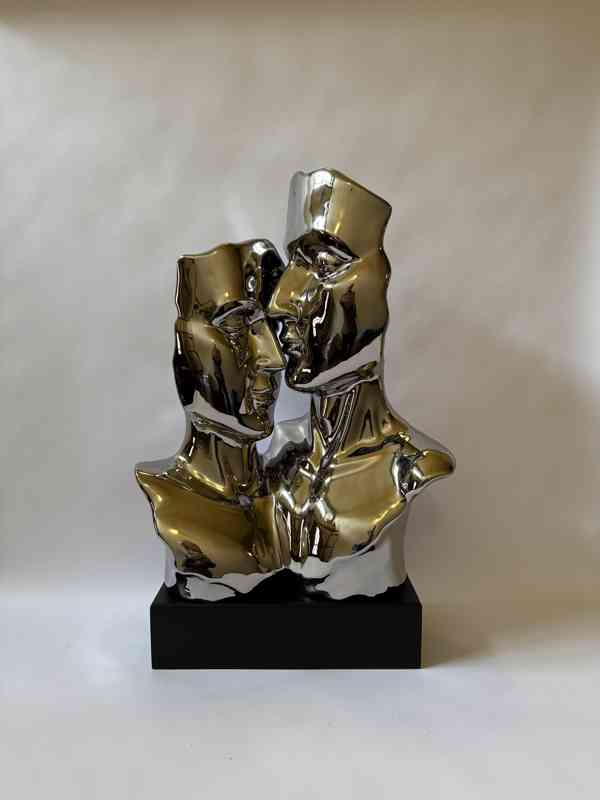 Polibek - socha ve stříbrném provedení 60 cm - foto 1