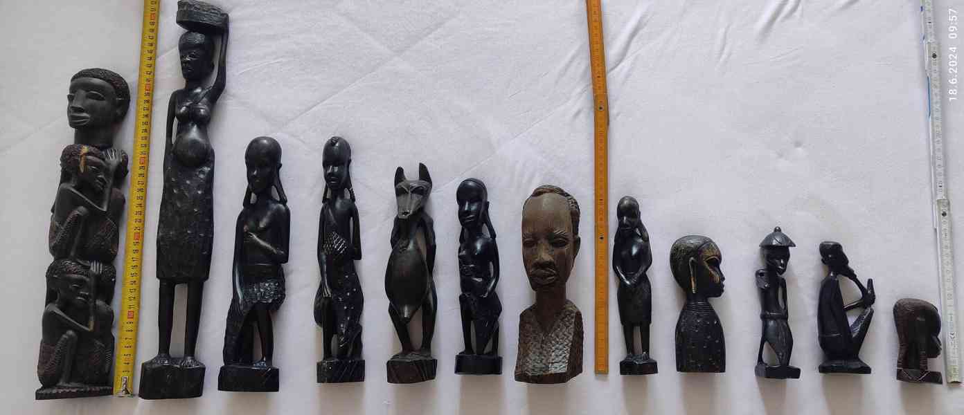 Prodám sadu 12-ti dřevěných sošek s africkou tématikou