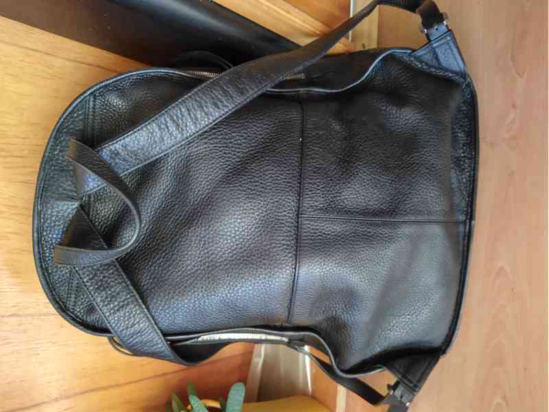 Nový krásný velký černý koženkový batoh - foto 3
