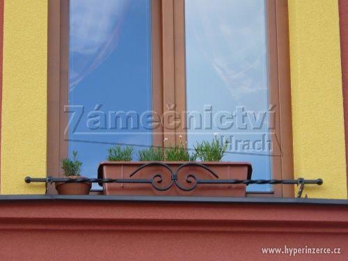 Okenní kovaná zábrana pro truhlík se zlatou patinou - foto 3