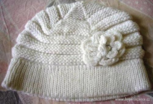 bílá čepice s květinou - foto 1