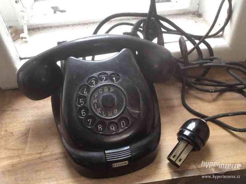 prodám Starý bakelitový telefon