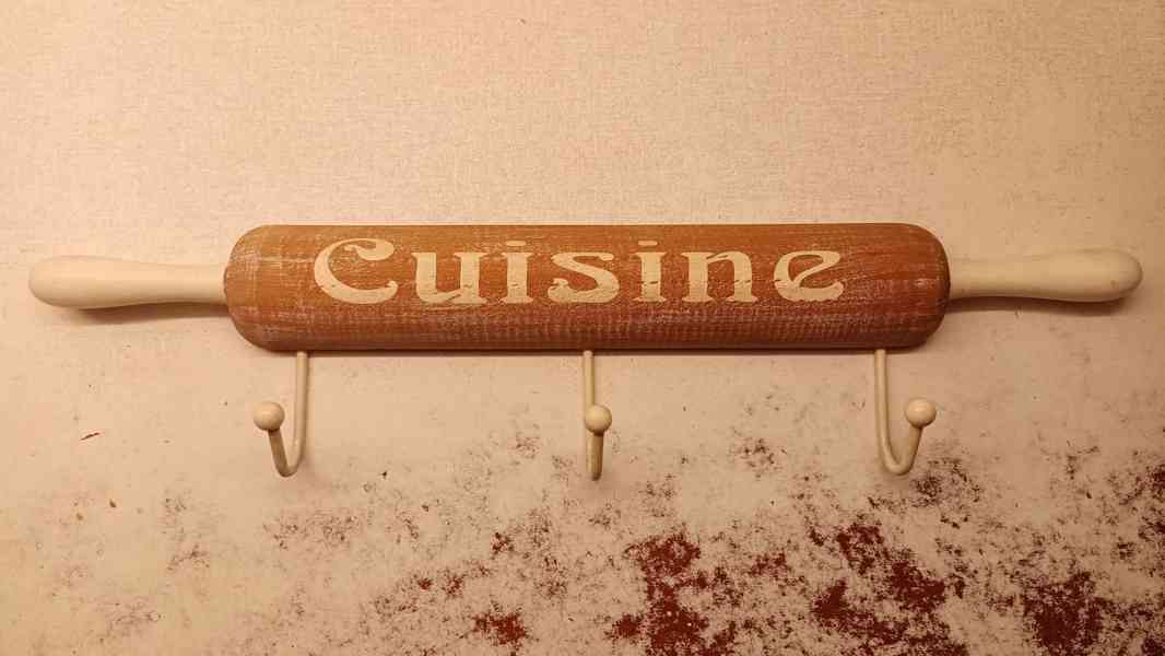 Designový věšák na zeď 