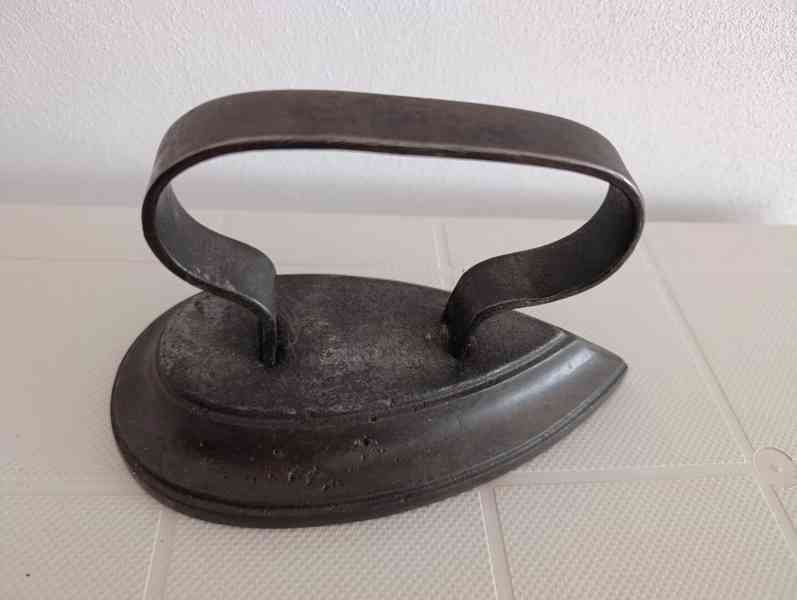 Stará historická litinová žehlička 2,64 kg, pěkná - foto 6