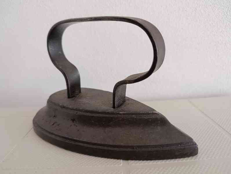 Stará historická litinová žehlička 2,64 kg, pěkná - foto 3