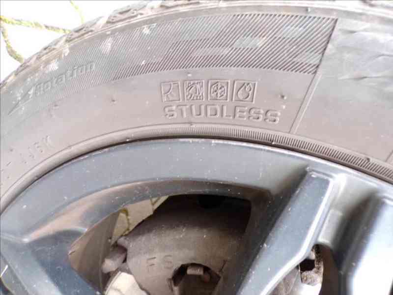 Volkswagen Polo 1,2 i 47kW CELOROČNÍ PNEU - foto 18