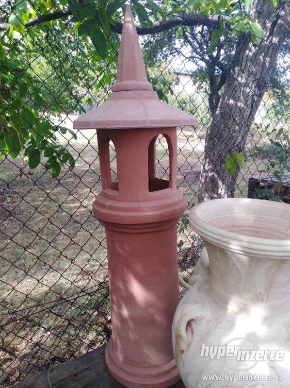 Terakotový hydrant a lampa - foto 2
