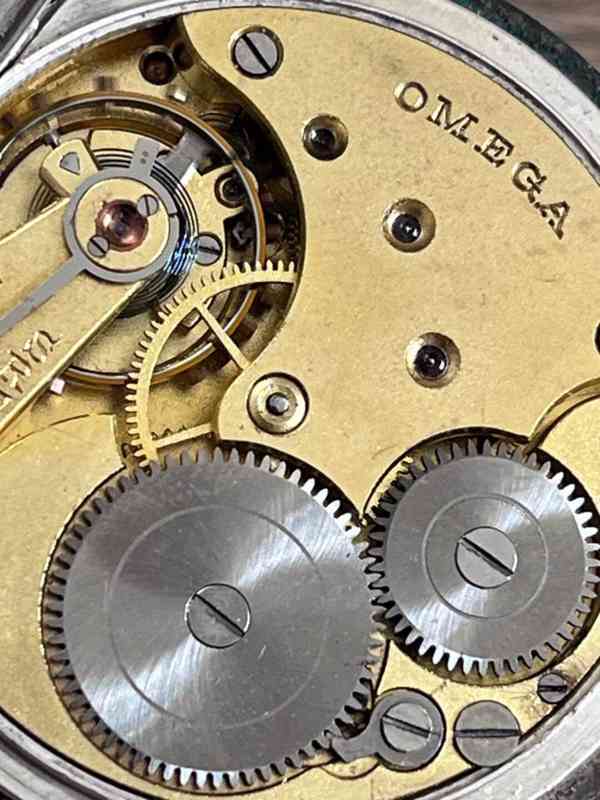 Panceřové tříplaštové stříbrné kapesní hodiny OMEGA, zdobené - foto 8