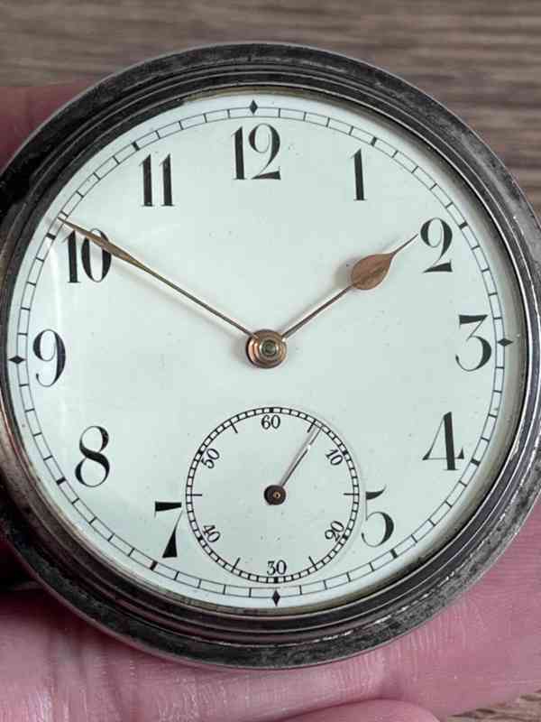 Panceřové tříplaštové stříbrné kapesní hodiny OMEGA, zdobené - foto 4