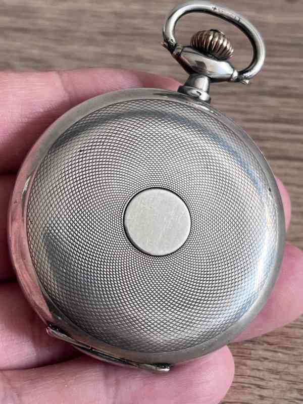 Panceřové tříplaštové stříbrné kapesní hodiny OMEGA, zdobené