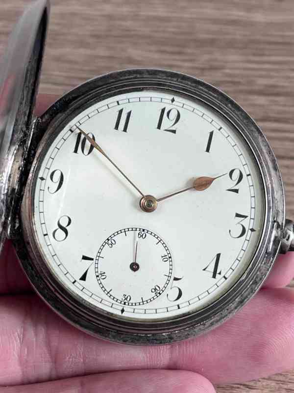 Panceřové tříplaštové stříbrné kapesní hodiny OMEGA, zdobené - foto 3