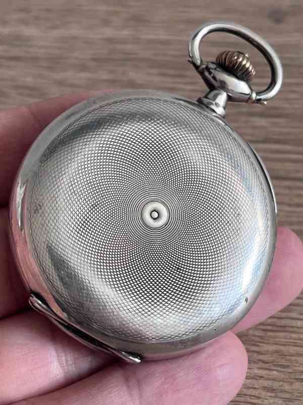 Panceřové tříplaštové stříbrné kapesní hodiny OMEGA, zdobené - foto 2