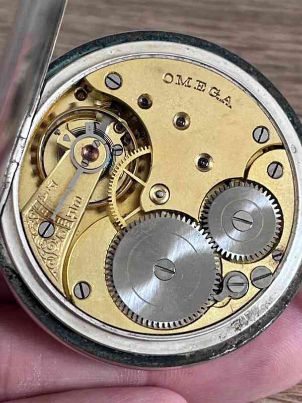 Panceřové tříplaštové stříbrné kapesní hodiny OMEGA, zdobené - foto 7