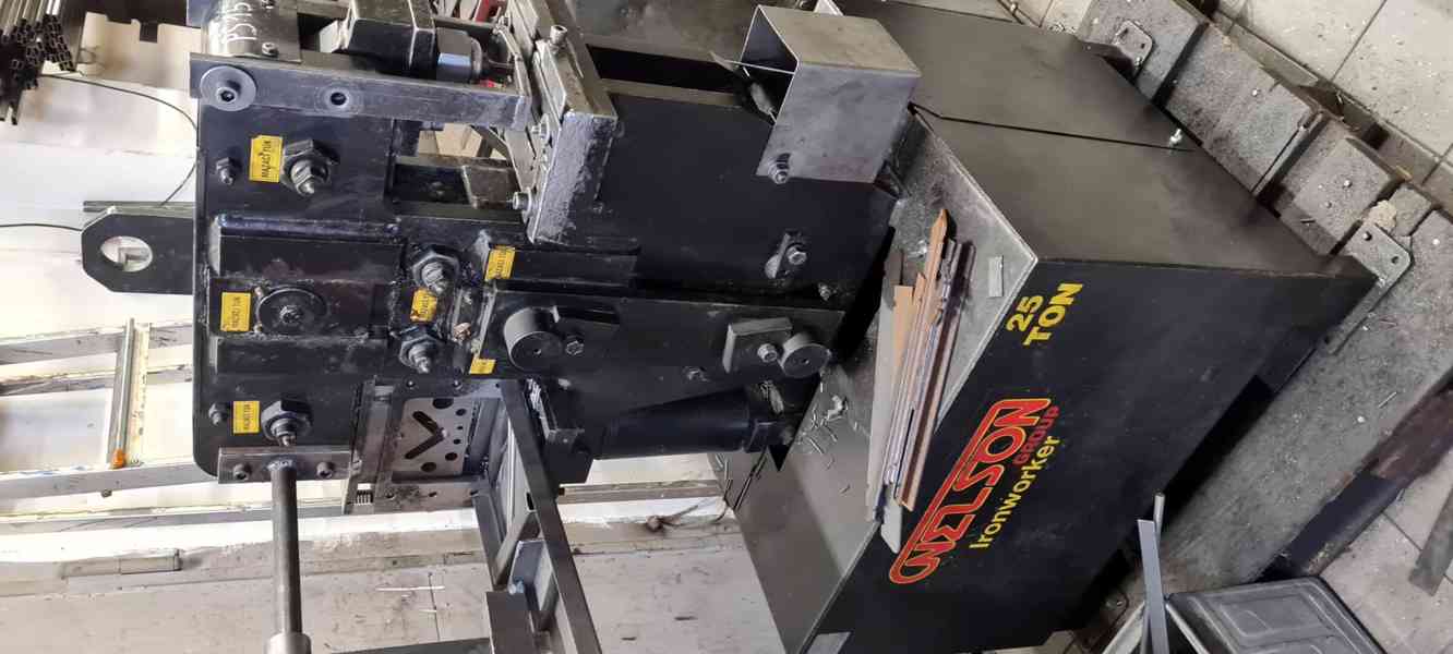 Použitý hydraulický kombinovaný stroj Ironworker Nelson 25 t - foto 1