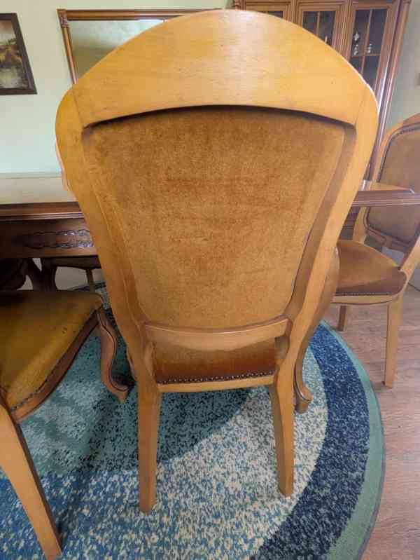 Jídelní stůl + 6 polstrovaných židlí - foto 12