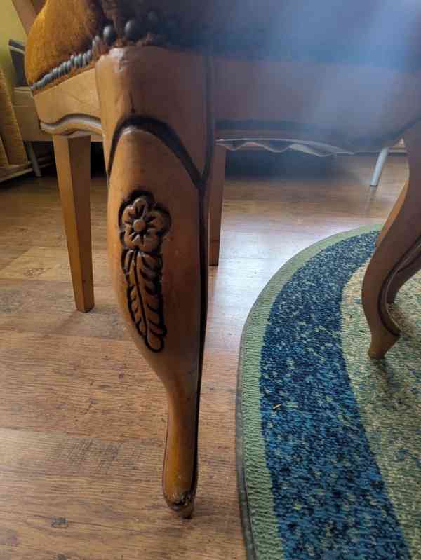 Jídelní stůl + 6 polstrovaných židlí - foto 7