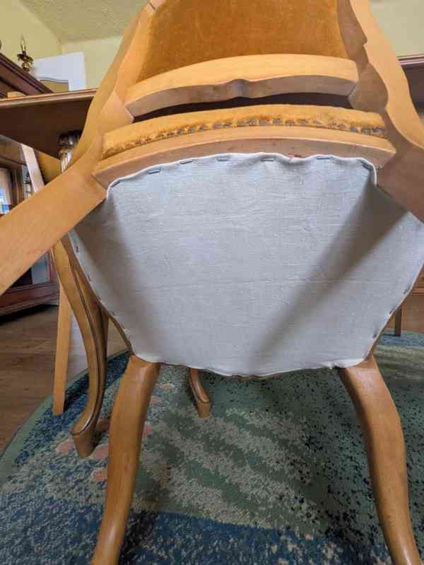 Jídelní stůl + 6 polstrovaných židlí - foto 6