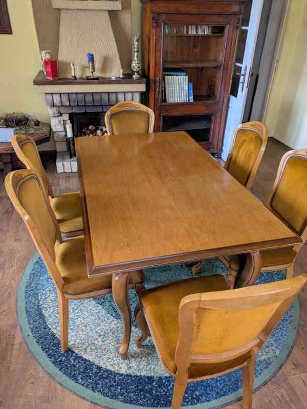 Jídelní stůl + 6 polstrovaných židlí - foto 2