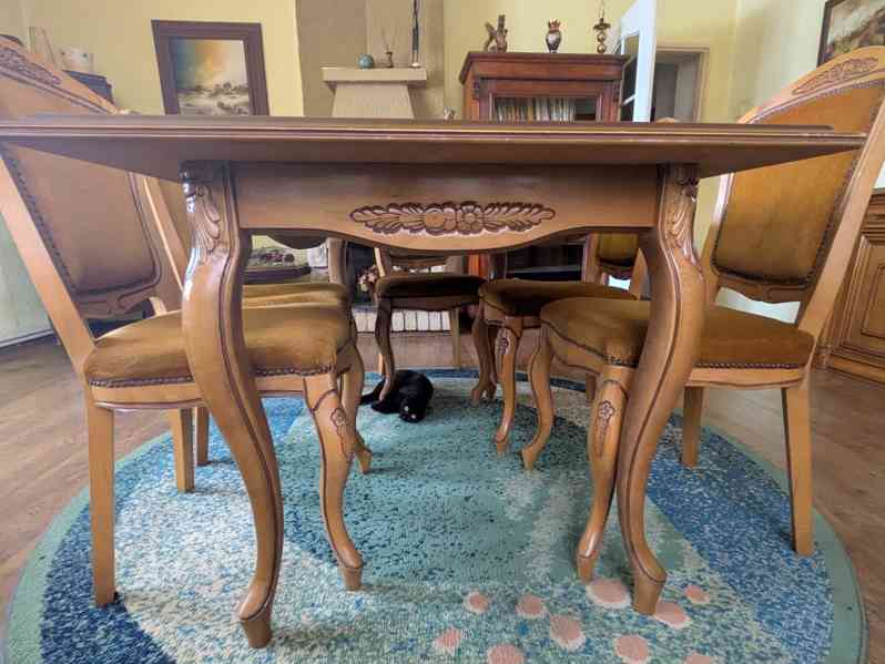 Jídelní stůl + 6 polstrovaných židlí - foto 9