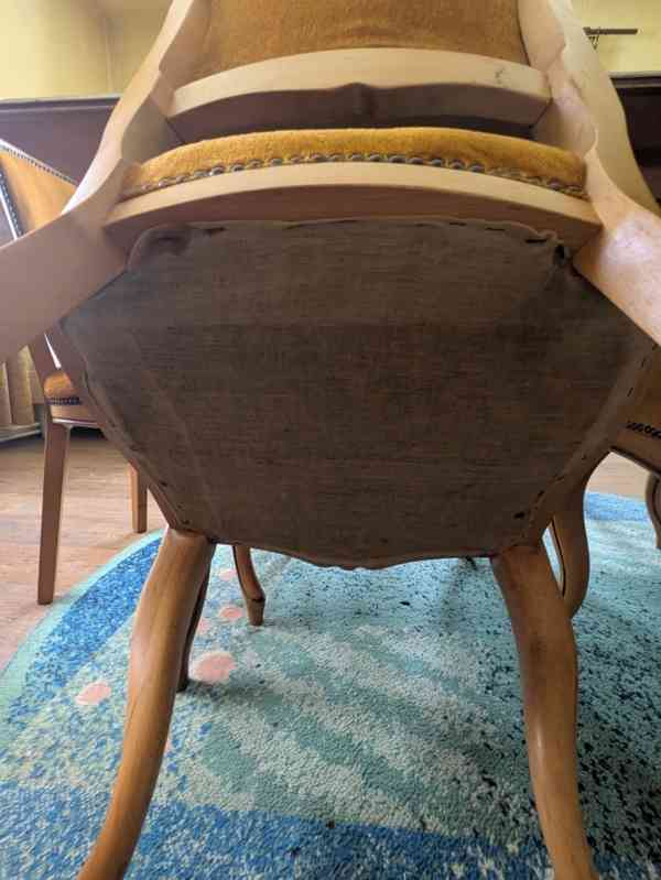 Jídelní stůl + 6 polstrovaných židlí - foto 5