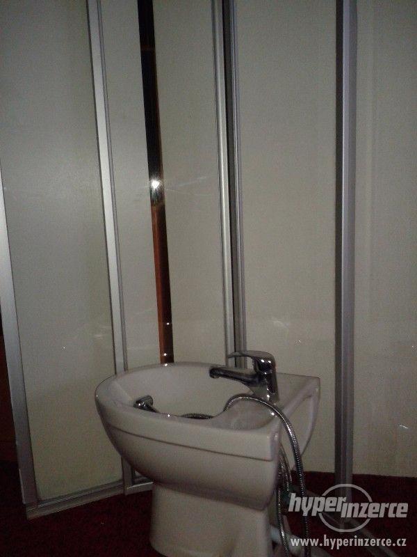 sprchový kout a bidet - foto 1