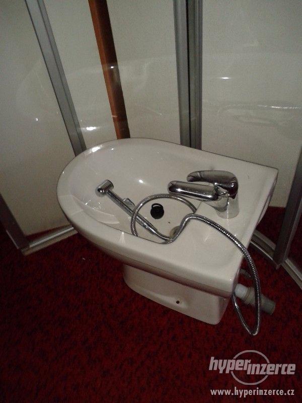 sprchový kout a bidet - foto 2