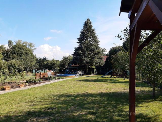 Prodej pozemku s chatou, bazénem, zastřešeném park. stání i vlastní studnou, Prodej pozemku Hodonín - foto 2