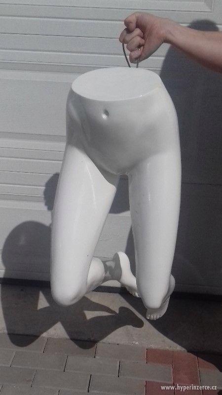 Dámská figurína (pevný materiál - lamino) - foto 3